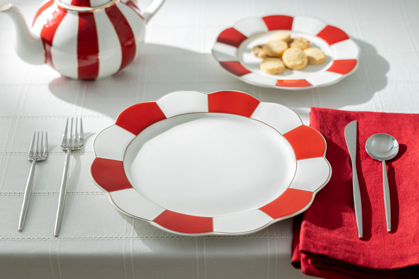 Red and White Scallop Fine Porcelain Dinner Plate