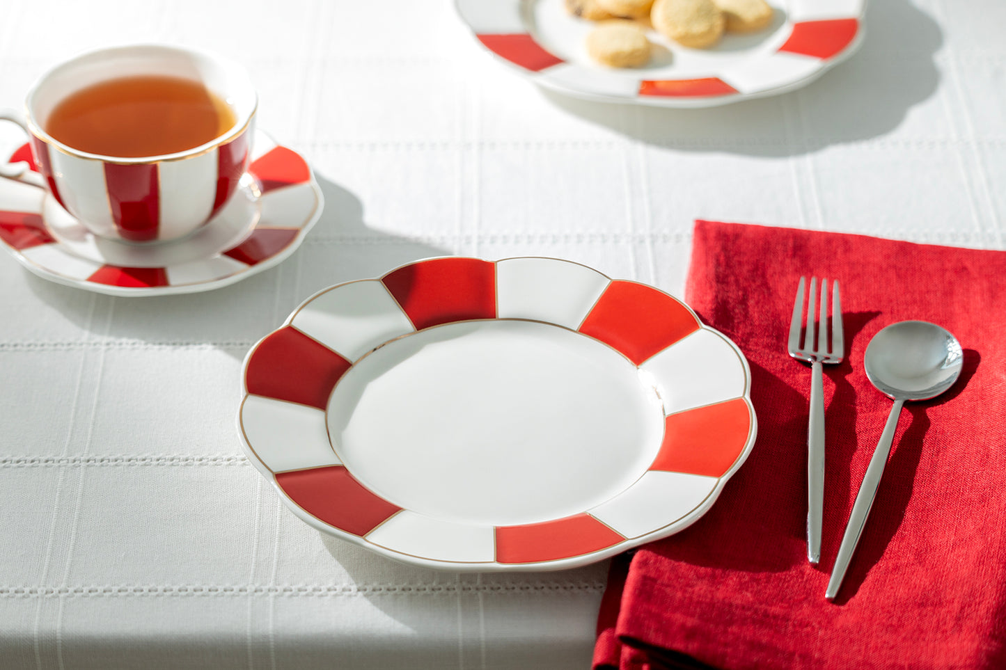 Red and White Scallop Fine Porcelain Dessert Plate