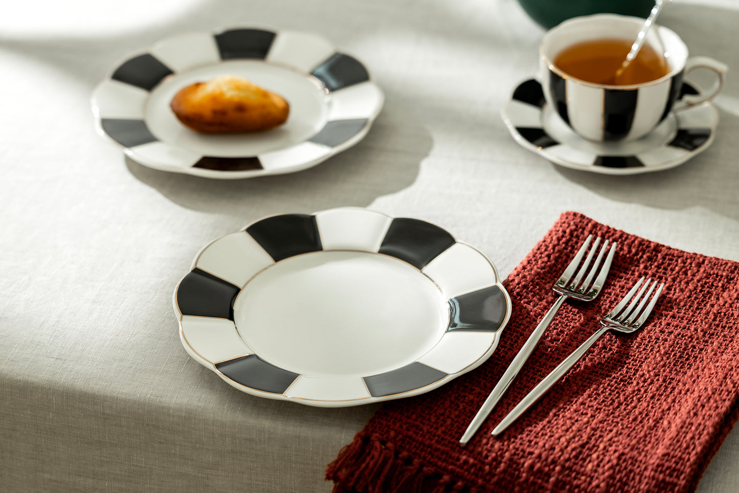 Black and White Scallop Fine Porcelain Dessert Plate