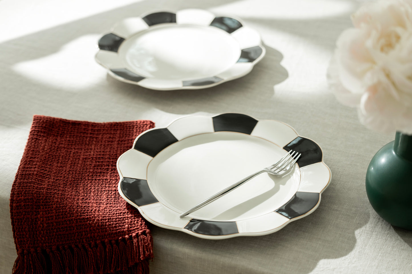 Black and White Scallop Fine Porcelain Dinner Plate