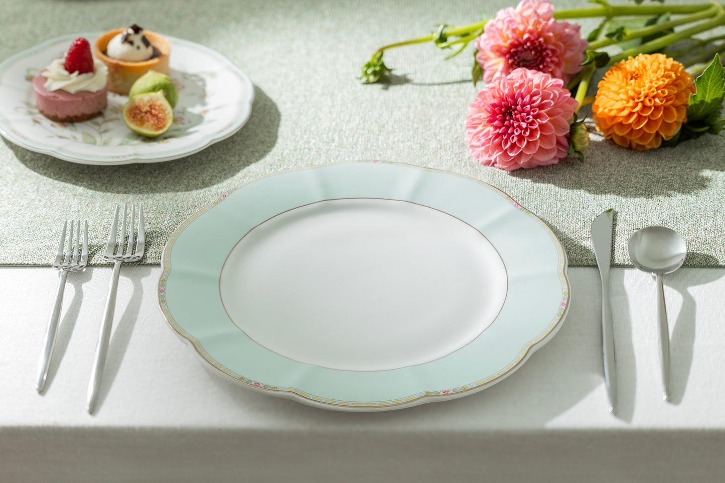 Mint Rim Scallop Fine Porcelain Dinner Plate