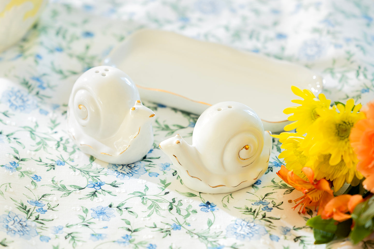 White Gold Snails Ceramic Salt and Pepper Shaker Set