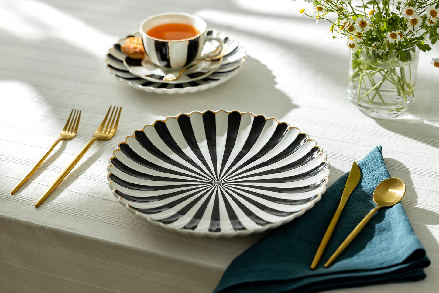 Black and White Scallop Fine Porcelain Dinner Plate