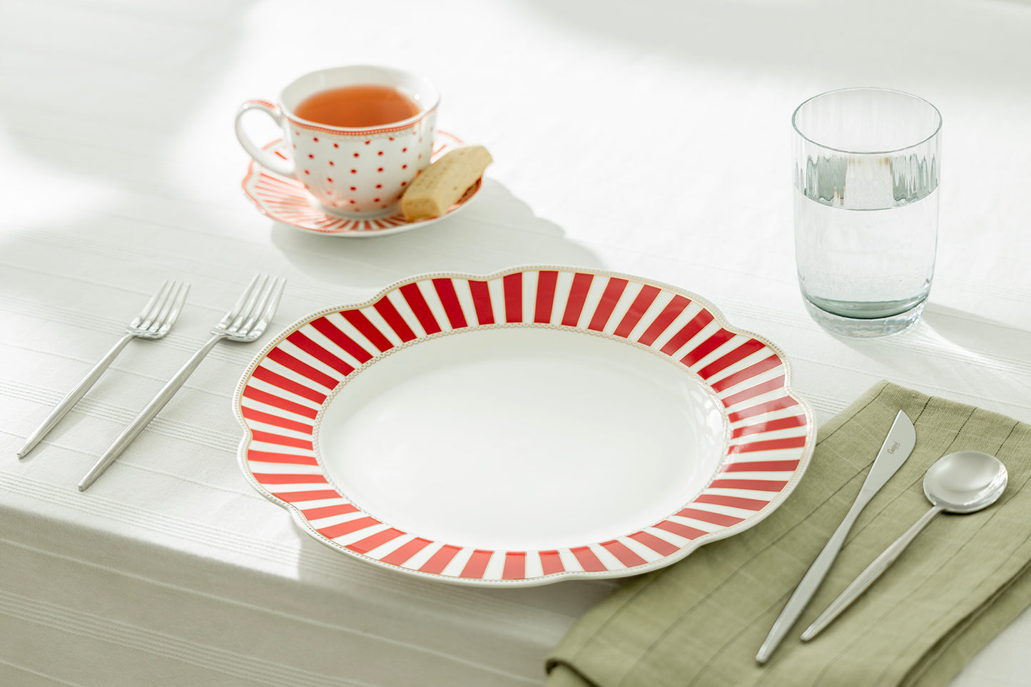 Red Josephine Stripes Scallop Fine Porcelain Dinner Plate
